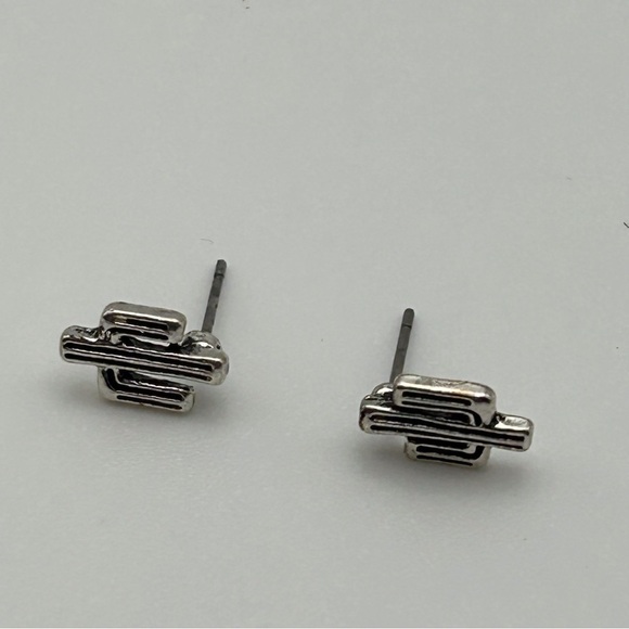 Small Novelty Silver Tone Cactus Stud Earrings Southwestern Fun Nature - Picture 5 of 9